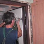 Демонтаж металлической рамы из проема межкомнатной двери